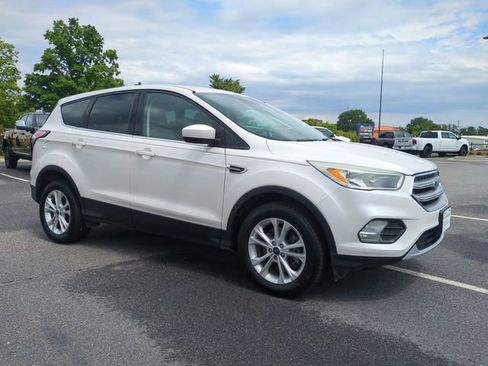 Used 2017 Ford Escape SE FWD image 2