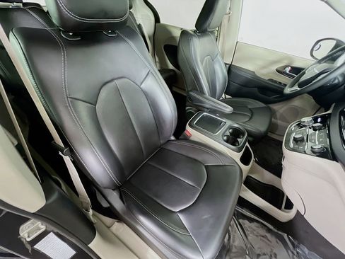 Used 2023 Chrysler Pacifica Touring-L FWD image 26