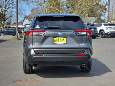 Used 2021 Toyota RAV4 XLE Premium image 8
