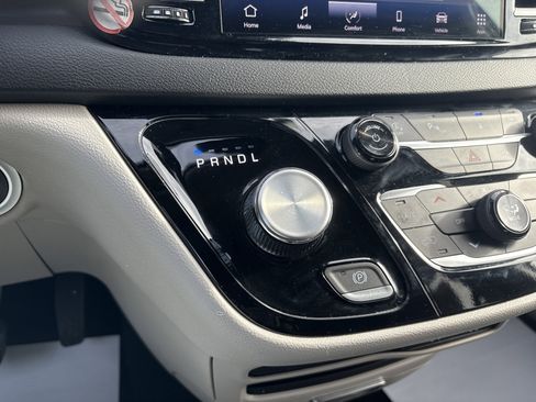 Used 2024 Chrysler Pacifica Touring-L image 24