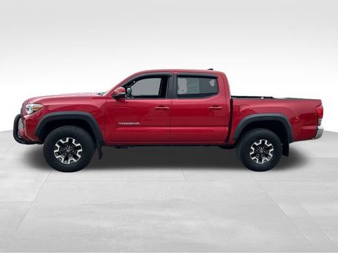 Used 2017 Toyota Tacoma TRD Off-Road image 2