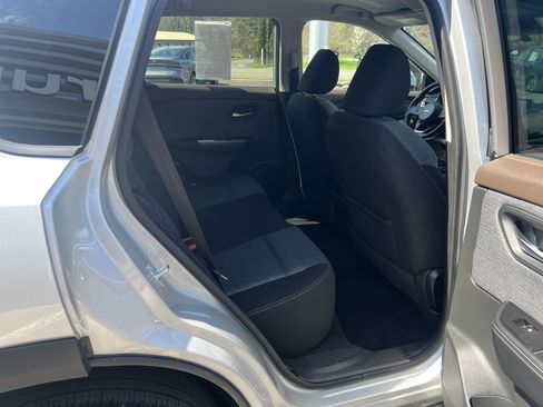 Used 2023 Nissan Rogue SV AWD/4WD image 10