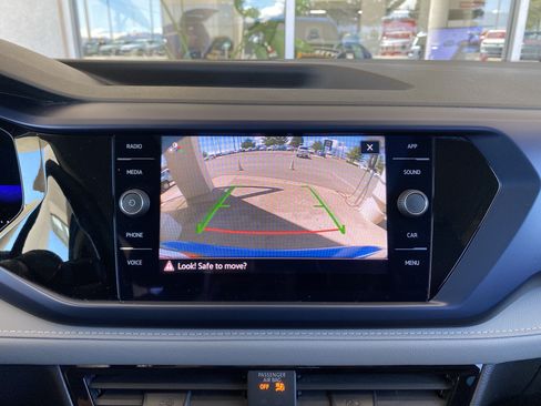 Used 2023 Volkswagen Taos SE w/ Panoramic Sunroof Package FWD image 4