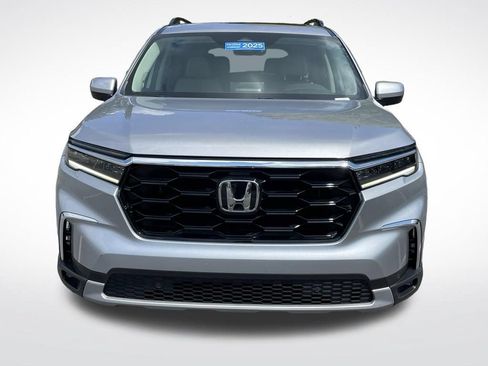 Used 2025 Honda Pilot Touring image 13