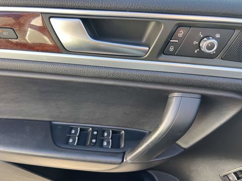 Used 2014 Volkswagen Touareg TDI image 14