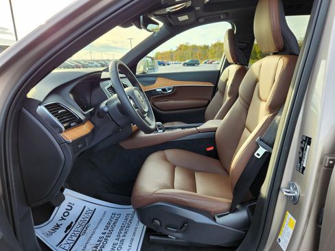 Used 2023 Volvo XC90 B6 Plus image 12
