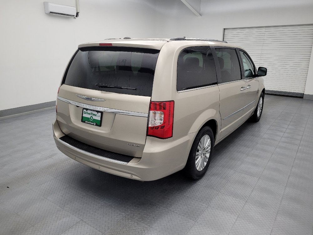 Used 2014 Chrysler Town & Country Limited w/ Luxury Group FWD image 9