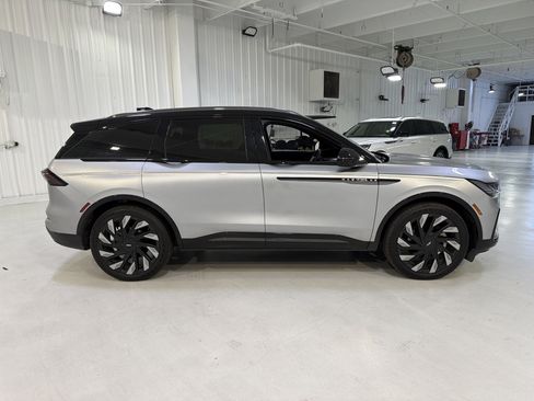 Used 2025 Lincoln Nautilus Reserve image 6