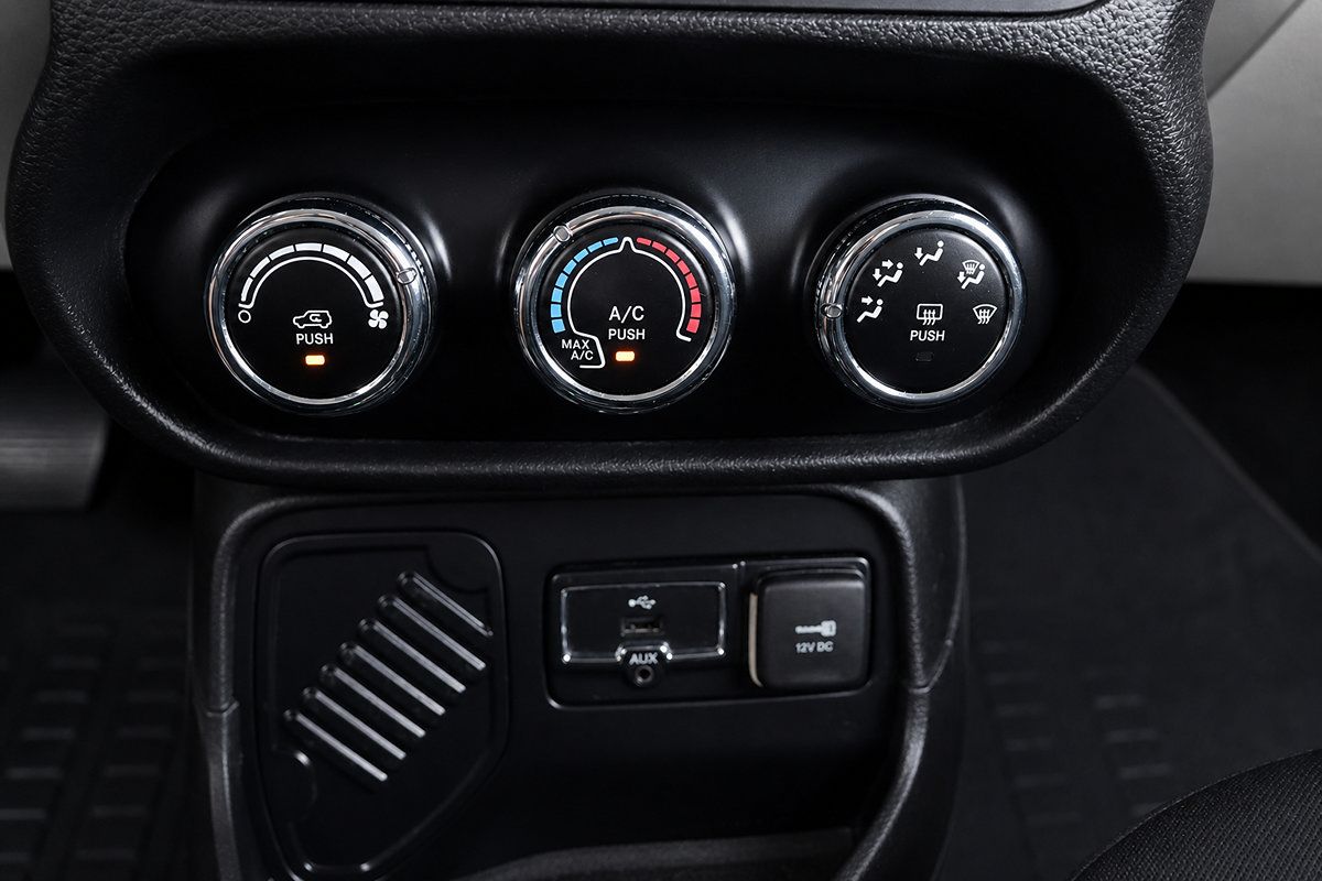 Used 2017 Jeep Renegade Altitude FWD image 31