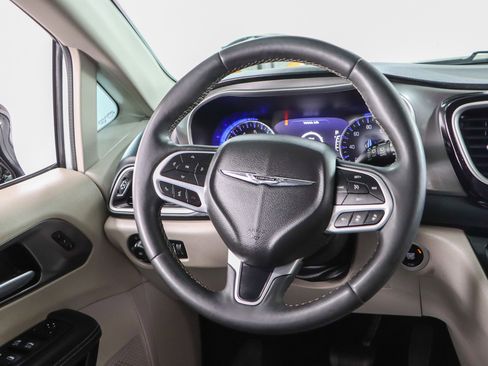 Used 2024 Chrysler Pacifica Touring-L FWD image 12