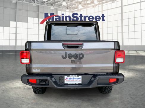 Used 2025 Jeep Gladiator Sport image 4