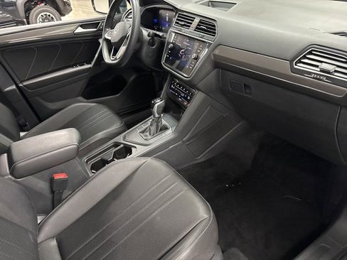 Used 2022 Volkswagen Tiguan SE image 10