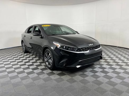 Used 2023 Kia Forte LXS w/ LXS Technology Package FWD image 6