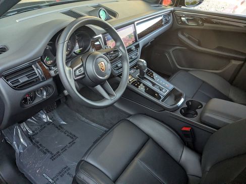 Used 2025 Porsche Macan image 4