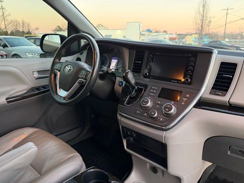 Used 2019 Toyota Sienna XLE image 24