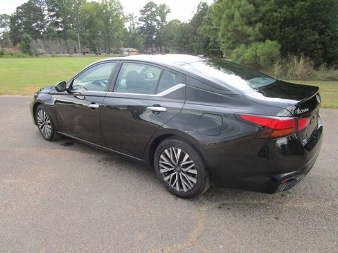 Used 2024 Nissan Altima 2.5 SV image 3