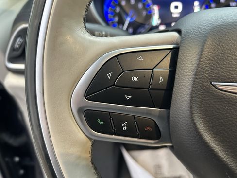 Used 2018 Chrysler Pacifica Limited image 24