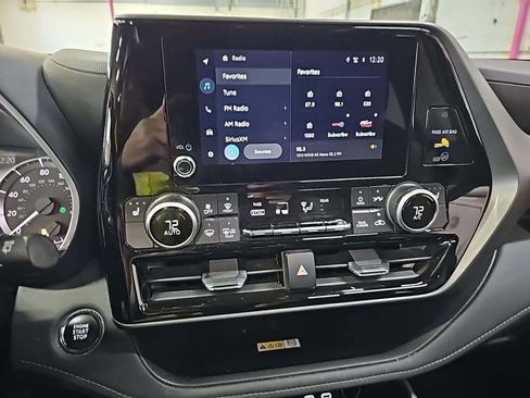 Used 2023 Toyota Highlander XLE image 5