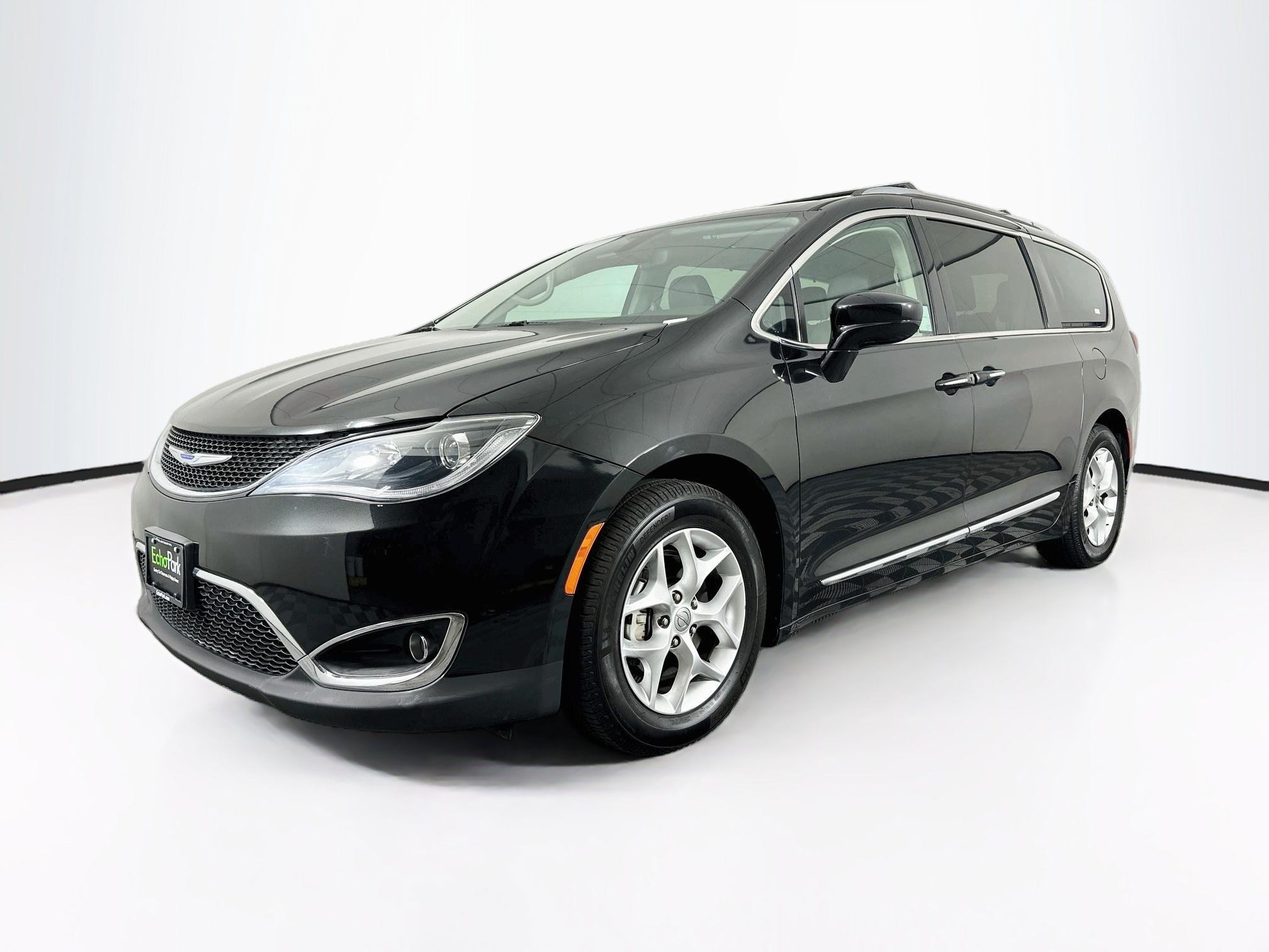 Used 2020 Chrysler Pacifica Touring-L w/ Tire & Wheel Group FWD image 3