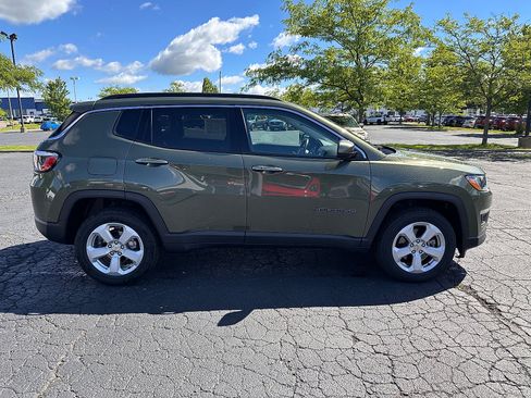 Used 2020 Jeep Compass Latitude w/ Cold Weather Group AWD/4WD image 2