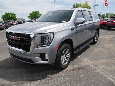 Used 2023 GMC Yukon XL SLE w/ Gmc Pro Safety Plus Package AWD/4WD image 4