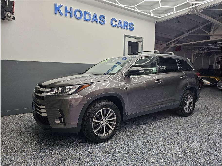 Used 2019 Toyota Highlander XLE FWD image 2