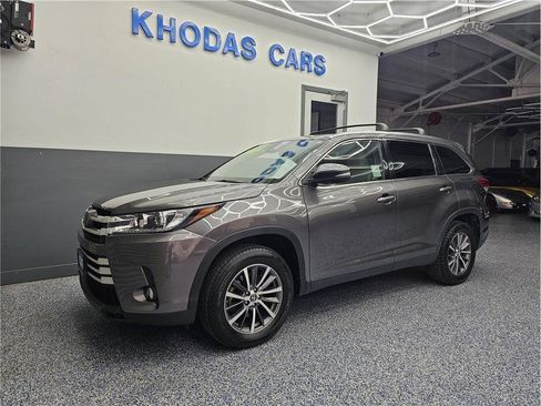 Used 2019 Toyota Highlander XLE FWD image 2