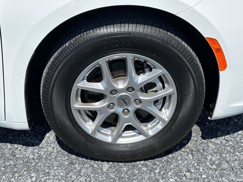 Used 2023 Chrysler Pacifica Touring-L FWD image 7