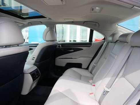 Used 2013 Lexus LS 460 AWD w/ Comfort Pkg image 8