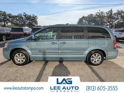 Used 2010 Chrysler Town & Country Touring image 6