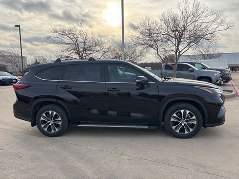 Used 2022 Toyota Highlander XLE image 4
