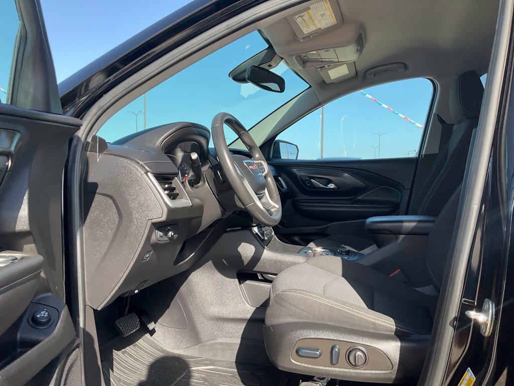 Used 2023 GMC Terrain SLE w/ Driver Convenience Package FWD image 2