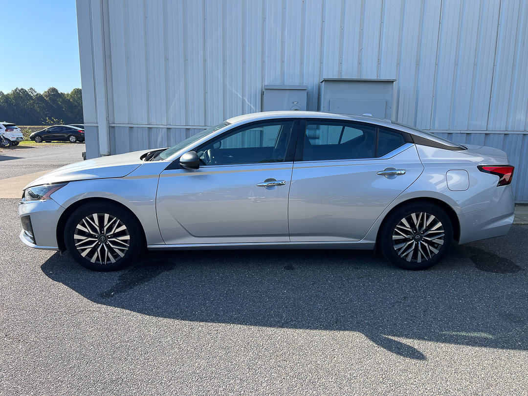 Used 2024 Nissan Altima 2.5 SV FWD image 3