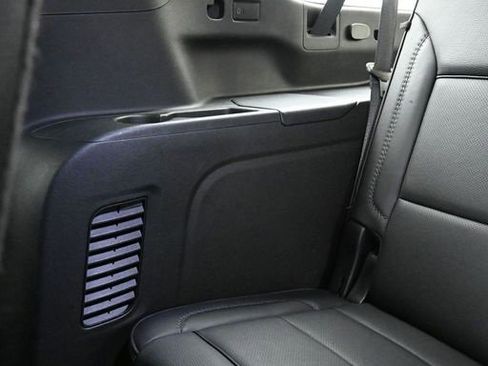 Used 2024 GMC Yukon XL Denali image 32