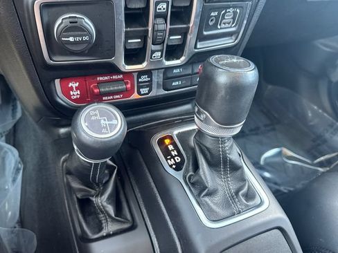 Used 2025 Jeep Gladiator Rubicon w/ Convenience Group AWD/4WD image 24