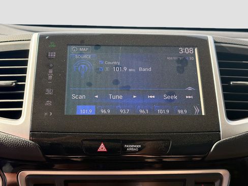 Used 2016 Honda Pilot Touring image 29