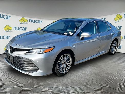 Used 2018 Toyota Camry XLE FWD image 3