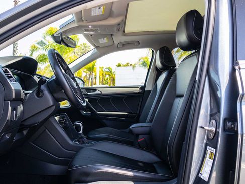 Used 2022 Volkswagen Tiguan SE w/ Panoramic Sunroof Package AWD/4WD image 17