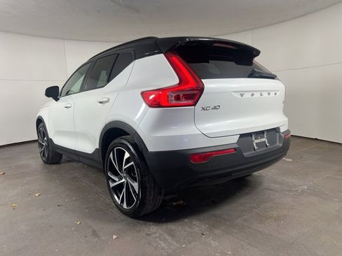 Used 2022 Volvo XC40 T5 R-Design w/ Advanced Package image 5