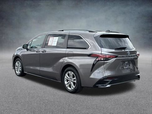 Used 2022 Toyota Sienna XSE w/ XSE Plus Package AWD/4WD image 3