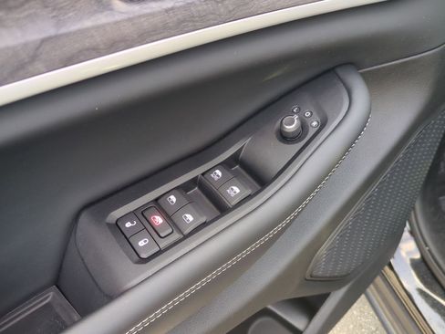 Used 2023 Jeep Grand Cherokee L Limited w/ Black Appearance Package image 19