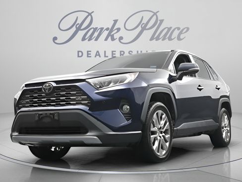 Used 2019 Toyota RAV4 Limited w/ Cold Weather Package FWD image 30