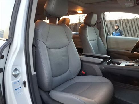 Used 2022 Toyota Sienna Limited image 8