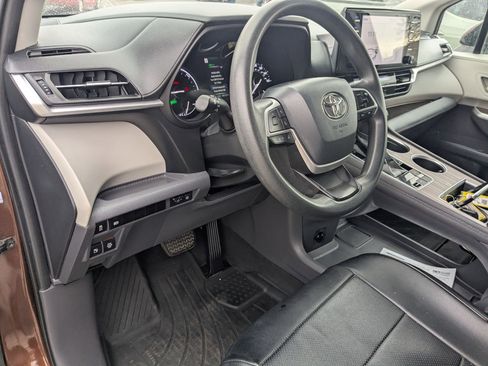 Used 2021 Toyota Sienna LE image 17