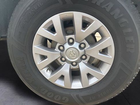 Used 2017 Toyota Tacoma SR5 w/ Tow Package image 10