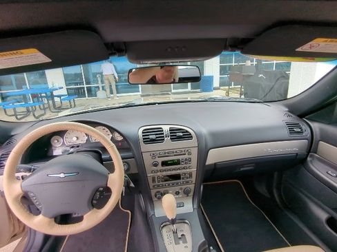 Used 2005 Ford Thunderbird image 26