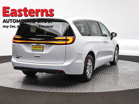 Used 2024 Chrysler Pacifica Touring-L FWD image 5