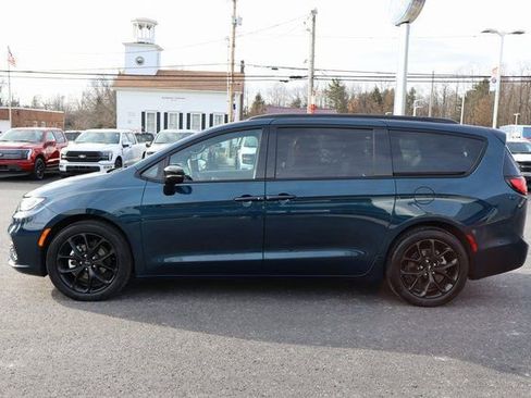 Used 2025 Chrysler Pacifica Limited FWD image 15