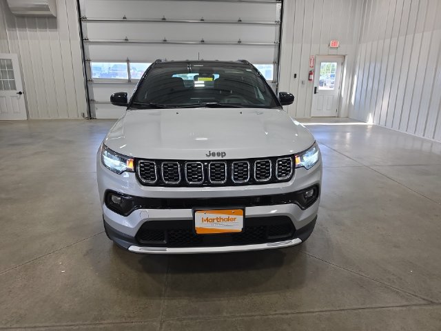 Used 2025 Jeep Compass Limited AWD/4WD image 3