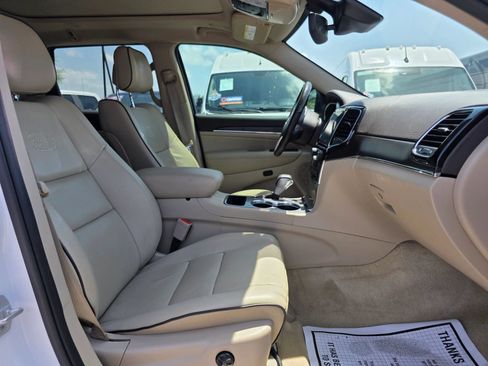 Used 2019 Jeep Grand Cherokee Overland RWD image 17